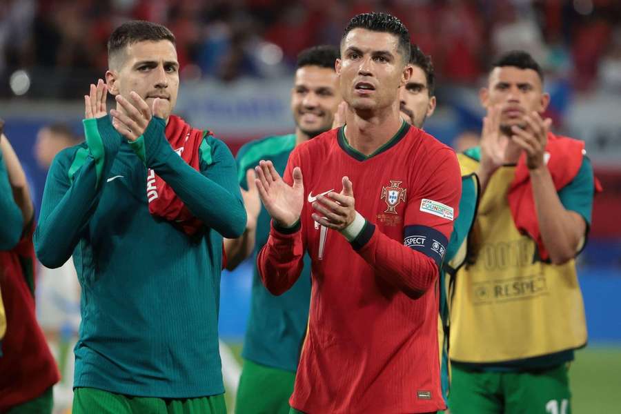 Ronaldo en zijn teamgenoten bedanken de fans tegen Tsjechië