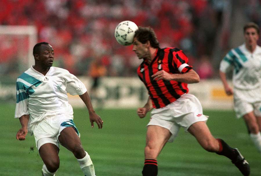 Le capitaine et défenseur du Milan AC, Franco Baresi, dégage le ballon de la tête devant le milieu de terrain de l'Olympique de Marseille, le Ghanéen Abedi Pelé, lors de la finale de la Coupe d'Europe des clubs champions de football contre le Milan AC, le 26 mai 1993 à Munich.