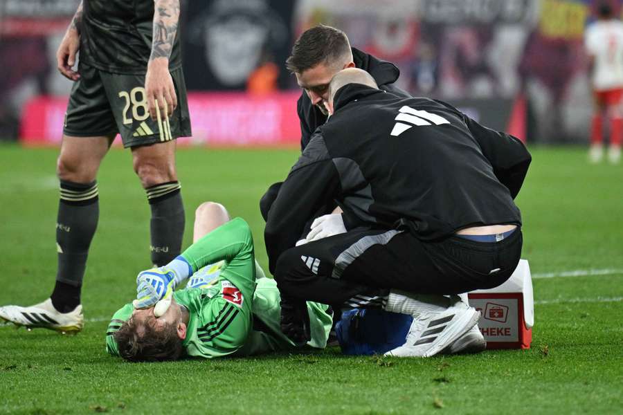 Frederik Rönnow am Boden.