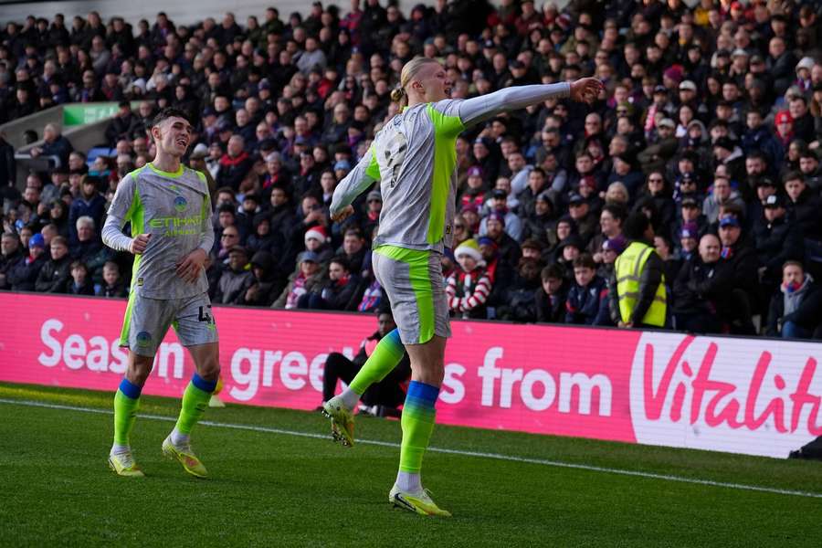 Erling Haaland celebra con Phil Foden el primer gol de su equipo Erling Haaland celebra con Phil Foden el primer gol de su equipo