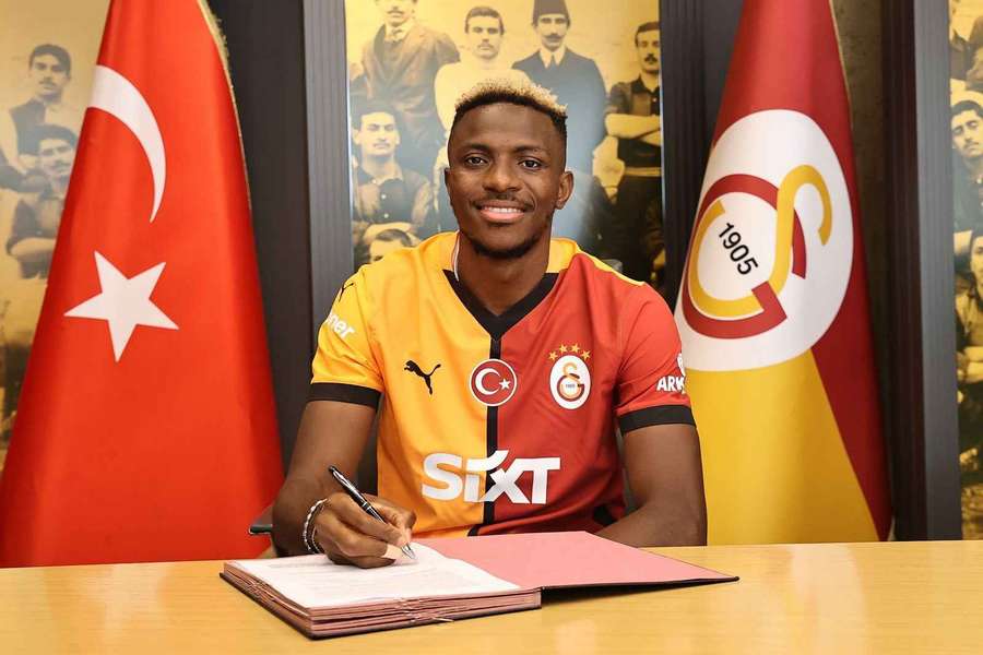 Victor Osimhen powitany przez kibiców Galatasaray