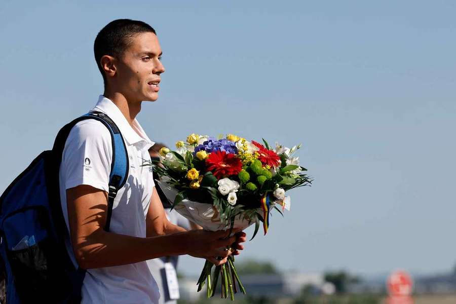 David Popovici no seu regresso a casa depois dos Jogos Olímpicos