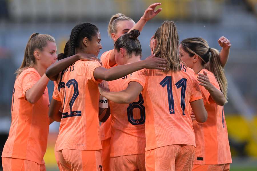 Nederland viert de 3-0 van Lineth Beerensteyn