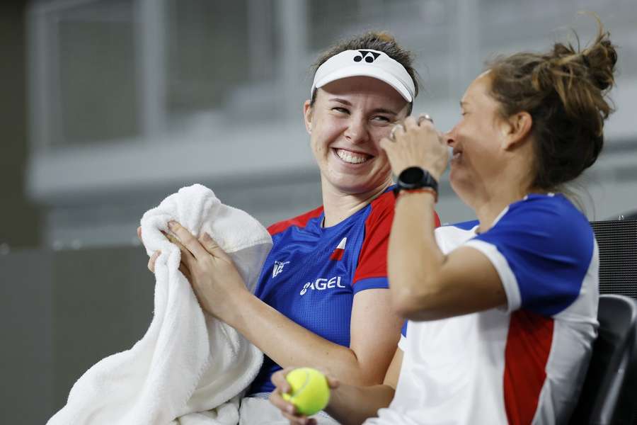 Linda Nosková a kapitánka Barbora Strýcová. Linda Nosková a kapitánka Barbora Strýcová.