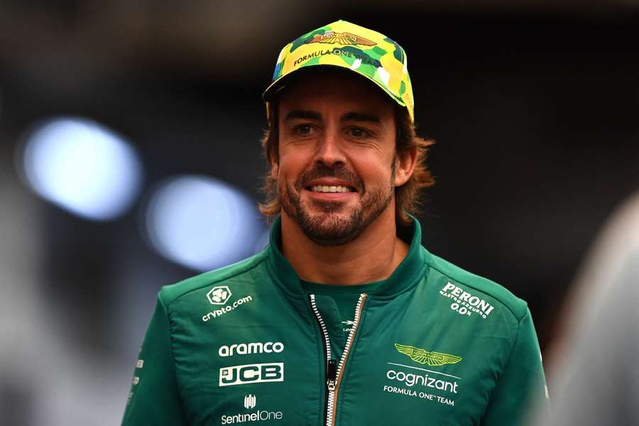 Fernando Alonso ja está em São Paulo e negou qualquer saída garantida da Aston Martin