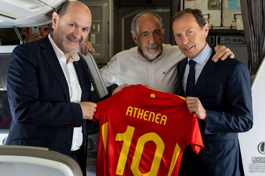 Louzán y Butragueño sostienen la camiseta de Athenea
