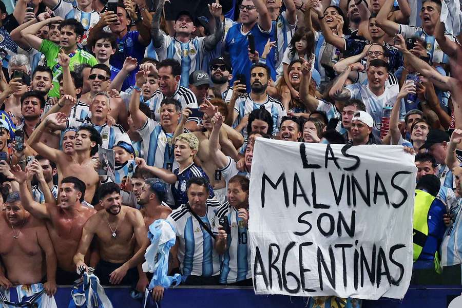 Londres veut une enquête à propos de la banderole sur les Malouines après Angleterre-Argentine Londres veut une enquête à propos de la banderole sur les Malouines après Angleterre-Argentine