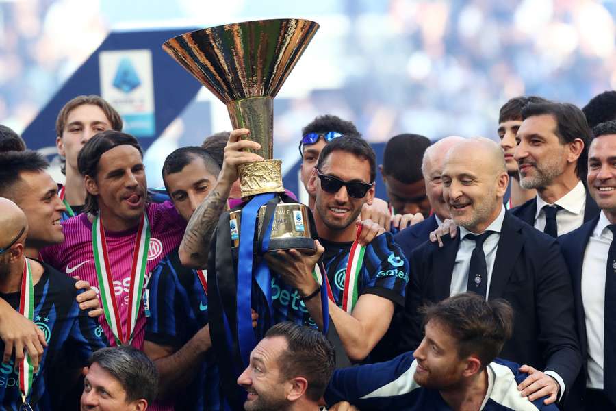 Calhanoglu solleva il trofeo della Serie A Calhanoglu solleva il trofeo della Serie A