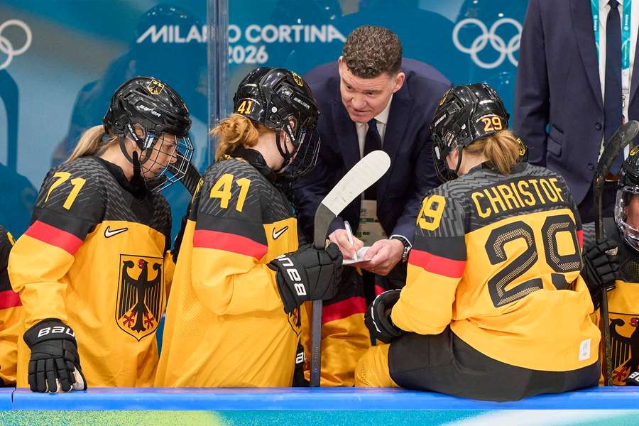 Besprechung mit Headcoach Jeff MacLeod