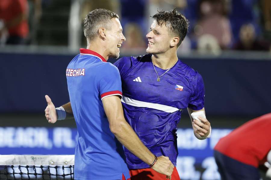 Berdych s Menšíkem se radují z postupu v Davis Cupu.