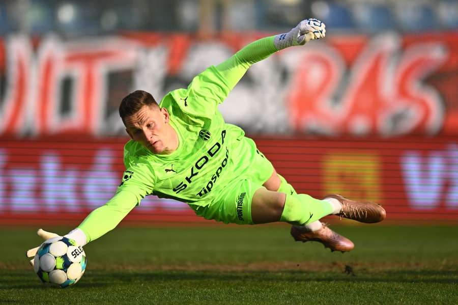 Mladoboleslavský gólman Jiří Floder nahradil mezi tyčemi Aleše Mandouse a počet inkasovaných branek klesl. 