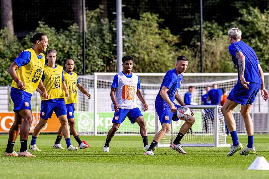 Alle 25 geselecteerde internationals staan op het veld