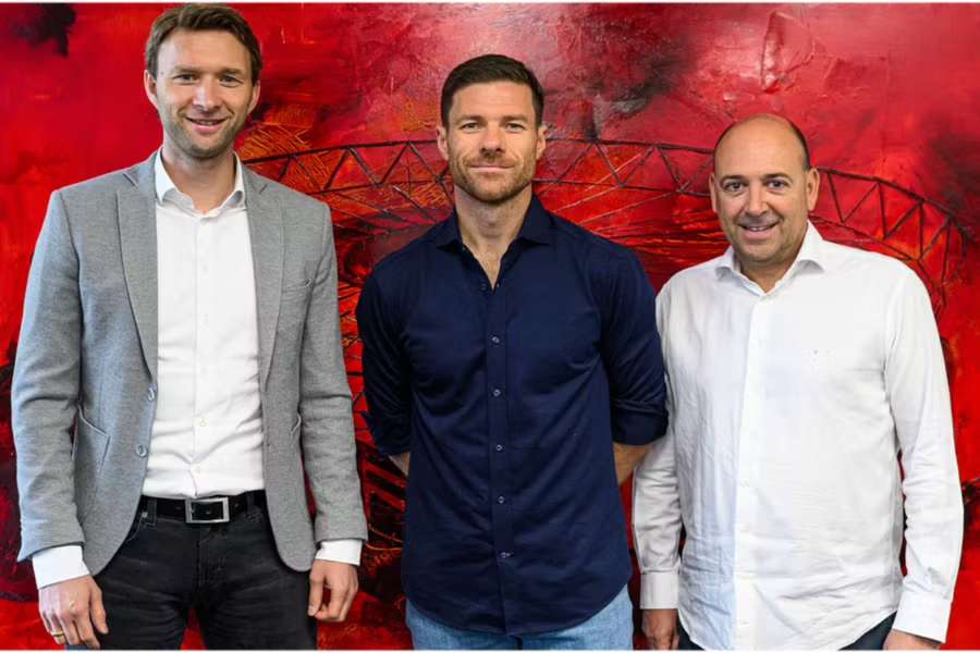 Xabi Alonso pózuje po podpise zmluvy s vedením Leverkusenu.