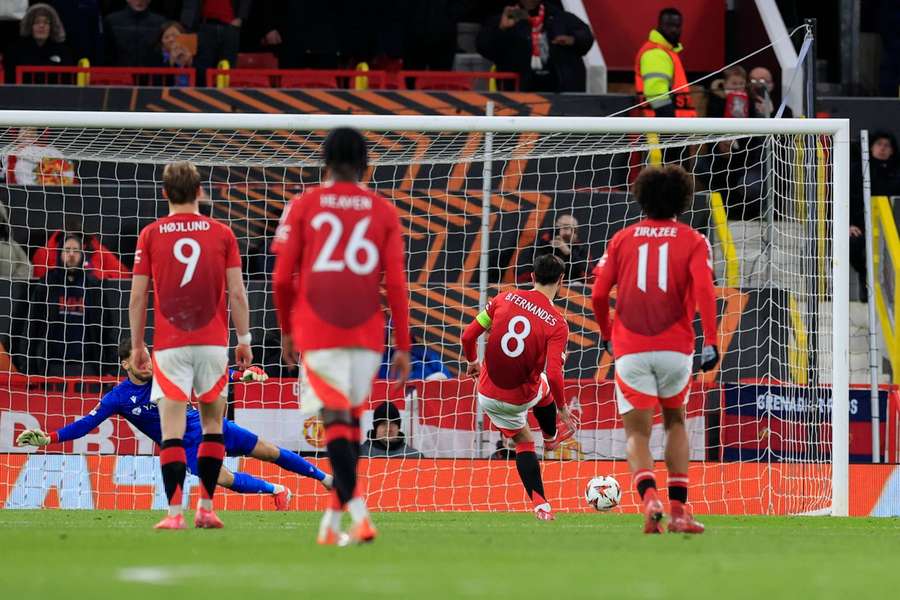 Fernandes converts from the spot for Manchester United against Real Sociedad