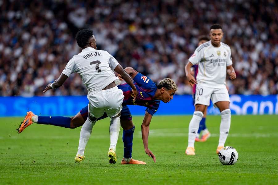 Lance entre Vinícius y Lamine Yamal en el partido de ida en el Bernabéu