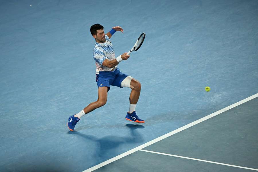 Djokovic, con un vendaje en su pierna izquierda