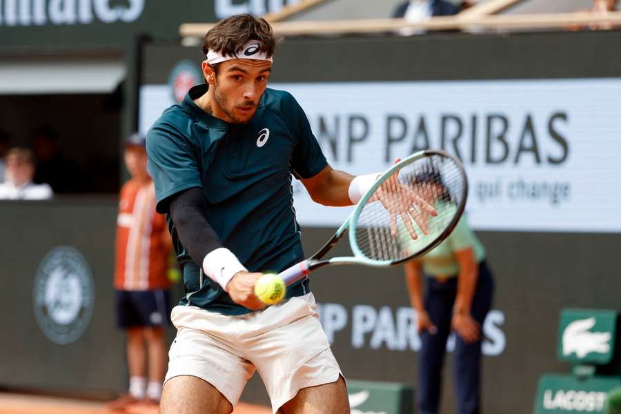 Lorenzo Musetti schoss einen Tennisball gegen eine Linienrichterin.