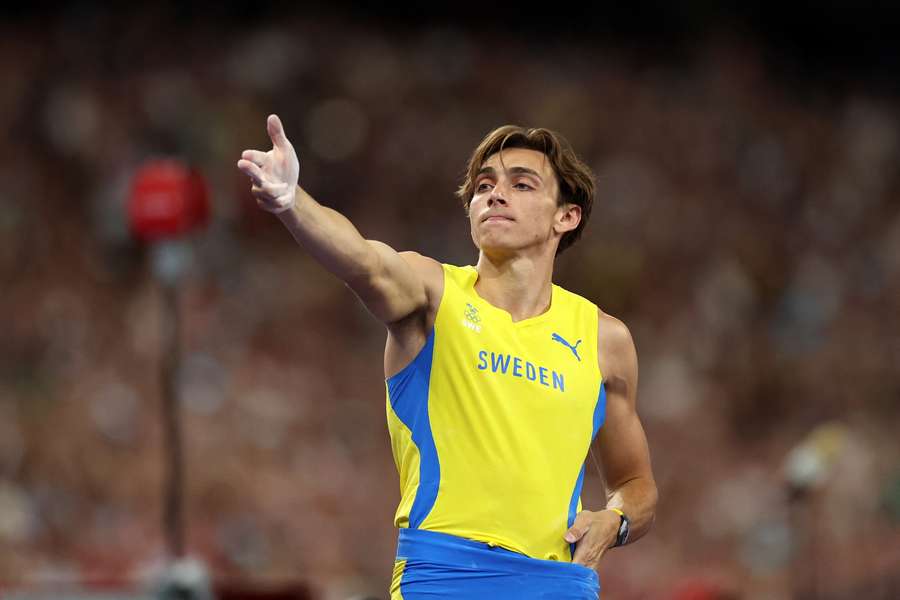 Armand Duplantis na olympiádě v Paříži znovu vylepšil vlastní světový rekord.