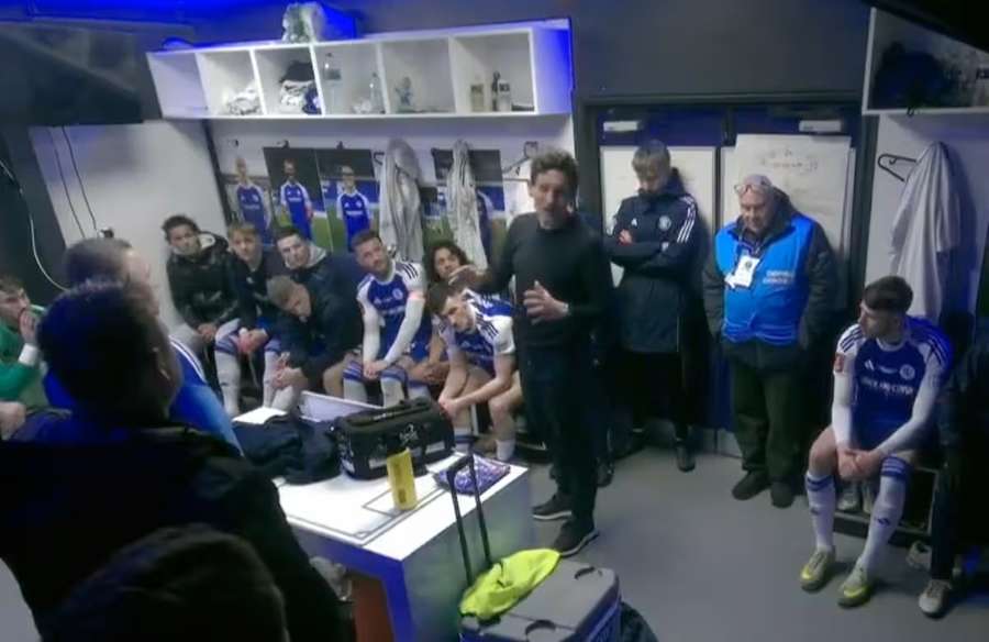 Andrews speaks to Macclesfield players