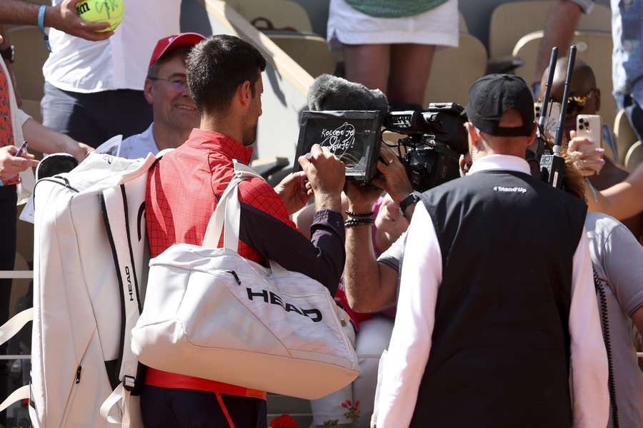 Novak Djokovic schrijft een politieke boodschap over Kosovo op de lens van de camera