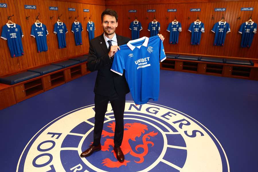 Röhl pózuje v šatni Rangers.