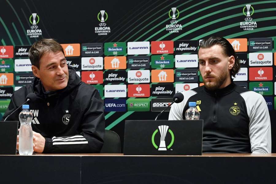 Trenér Servette René Weiler a obránce Yoan Severin na tiskové konferenci před odvetou v Plzni.