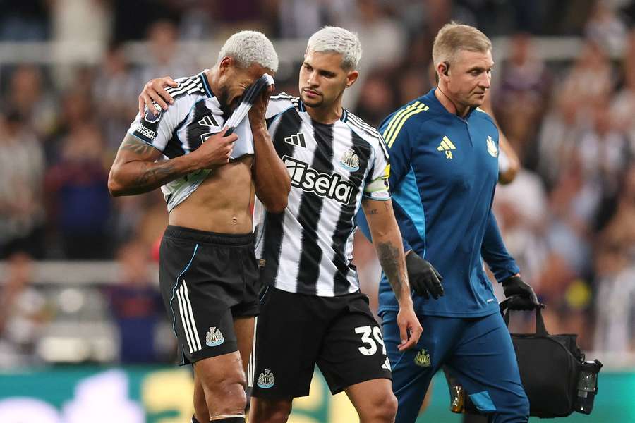 Joelinton deixou jogo contra o Liverpool em lágrimas e confortado pelo compatriota Bruno Guimarães