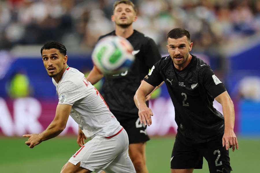 Tim Payne (r.) im Duell mit Irans Ali Alipour Tim Payne (r.) im Duell mit Irans Ali Alipour