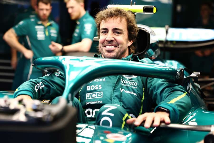 Fernando Alonso, subiéndose a su coche en Australia