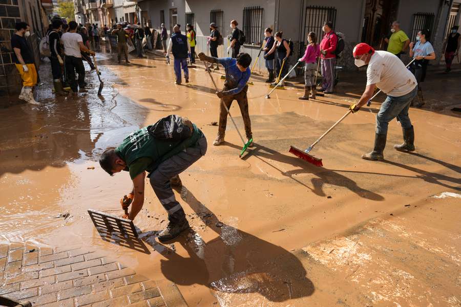 Trabalhos de limpeza em Valência prosseguem após os efeitos desvastadores da tempestade