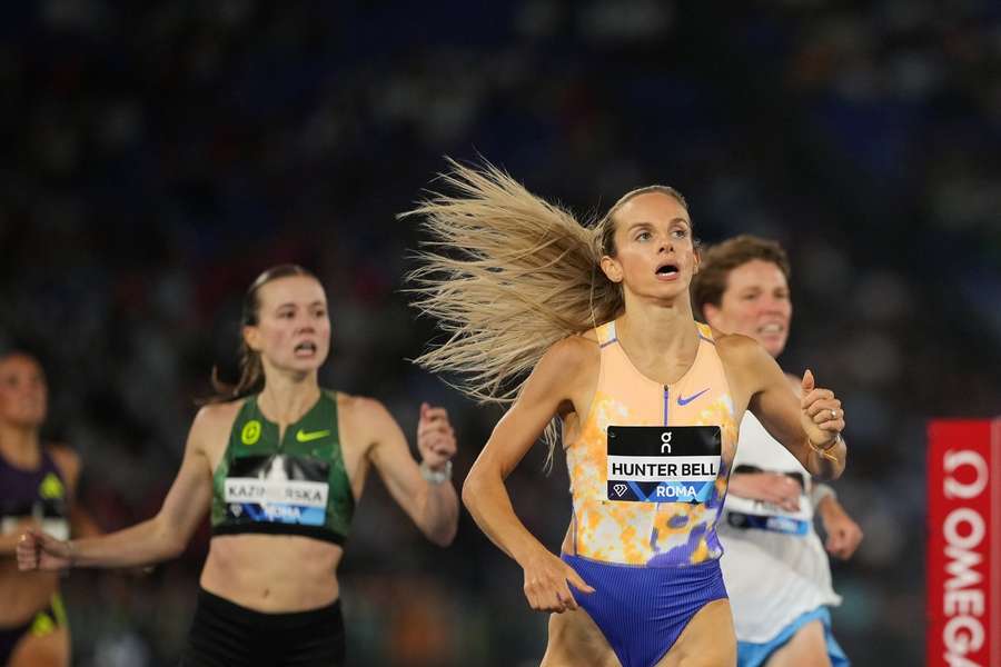 Brytyjka Georgia Hunter Bell przekracza linię mety przed Polką Klaudią Kazimierską i Amerykanką Nikki Hiltz (po prawej), 4 czerwca 2026 roku.