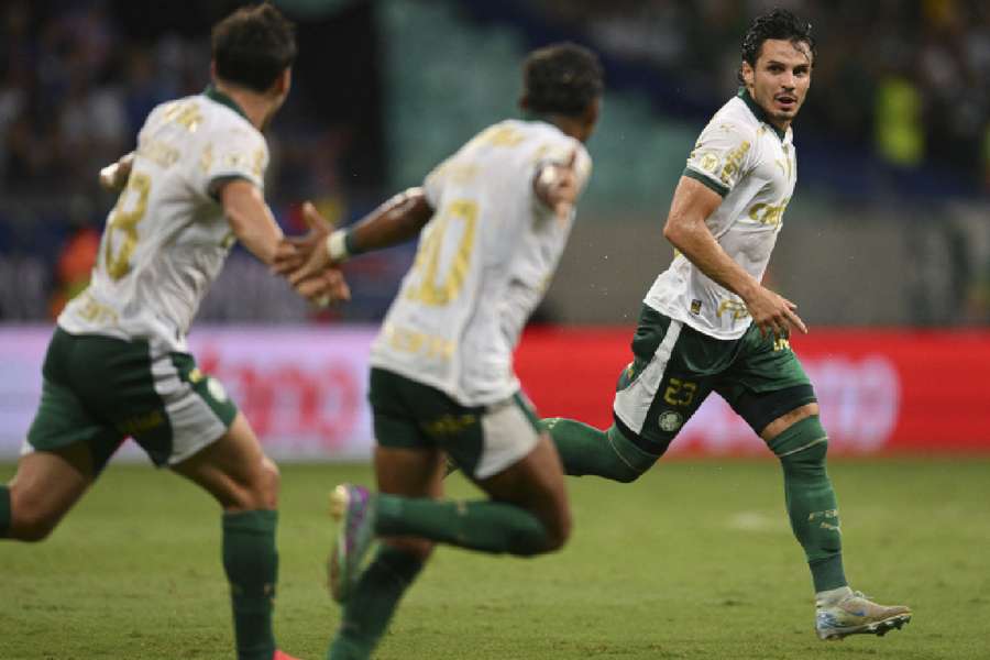 Raphael Veiga é celebrado após golaço de falta