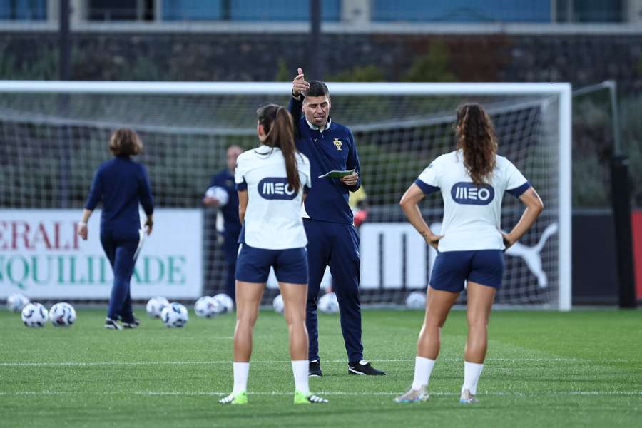 Francisco Neto dá indicações no treino