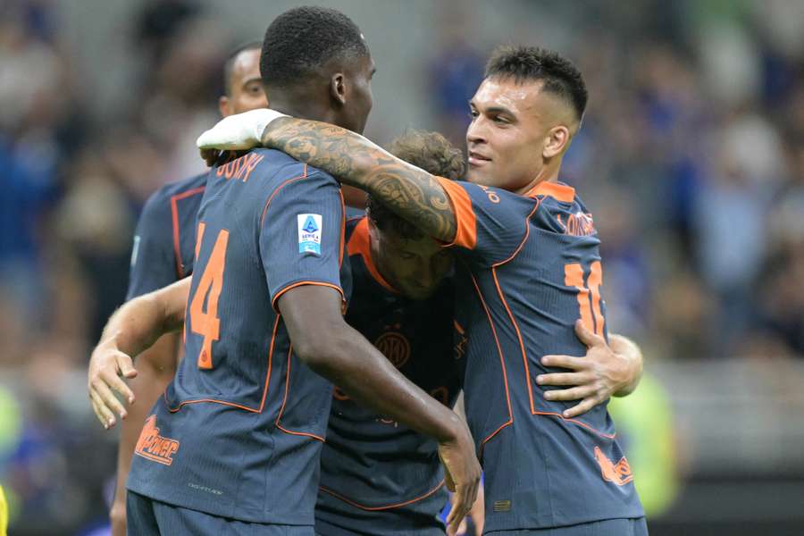 Carlos Augusto, Lautaro Martinez e Ange-Yoan Bonny durante la partita contro il Sassuolo