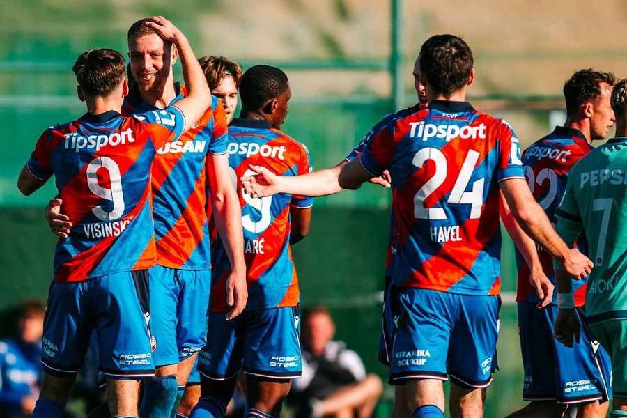 Daniel Vašulín přijímá gratulace ke gólu.