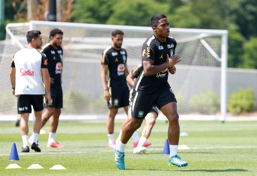 Endrick ficou no banco na estreia da Seleção na Copa Endrick ficou no banco na estreia da Seleção na Copa