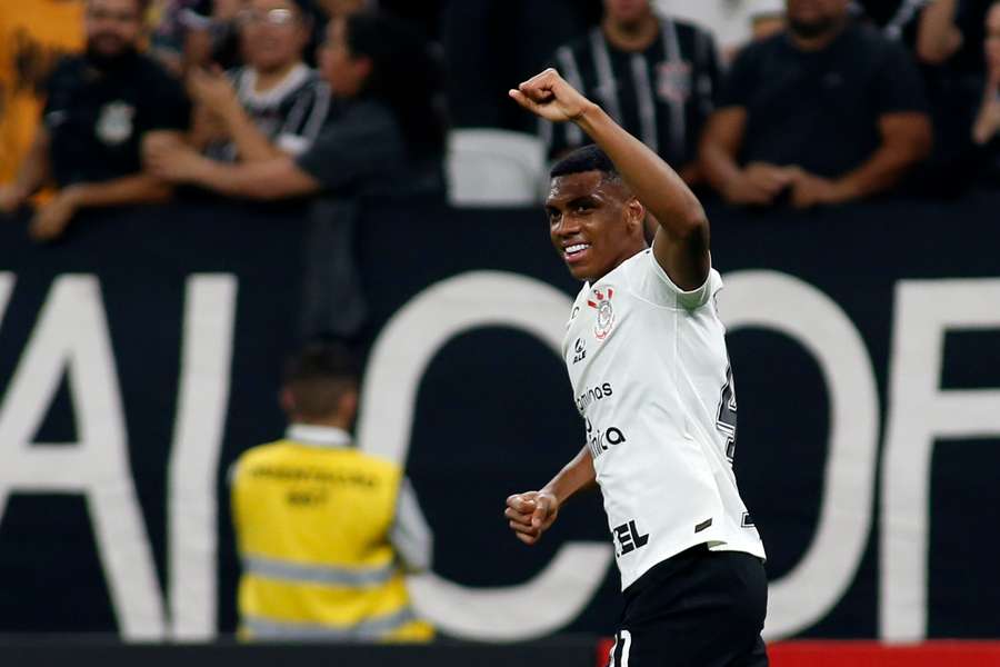 Felipe Augusto foi oportunista para fazer o segundo do Corinthians