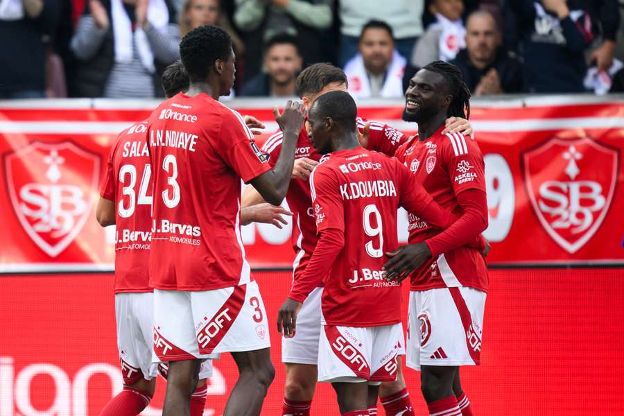 El Brest celebrando uno de sus dos goles