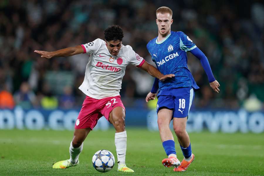 Joao Simoes vies for the ball with Marseille's Arthur Vermeeren 
