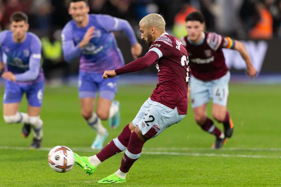 Benrahma bate pênalti assinalado pelo VAR no London Stadium