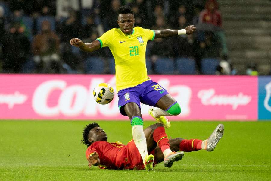 Vinícius Jr. sortea a un rival en el Brasil-Ghana.
