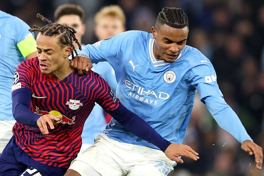 Xavi Simons (L) raakte geblesseerd tegen Manchester City