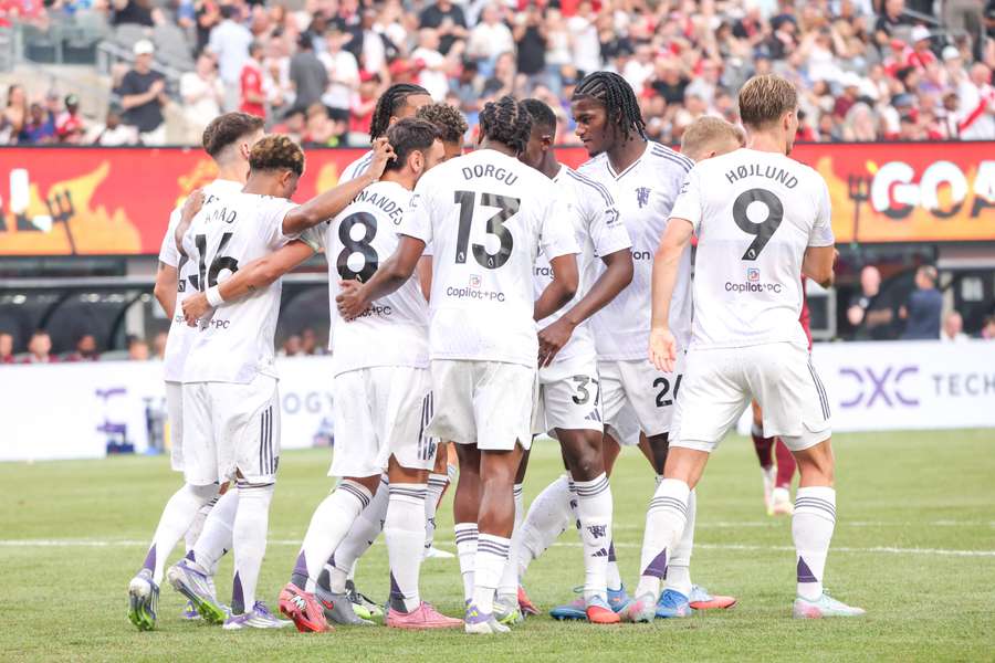 Man Utd's players celebrate their win