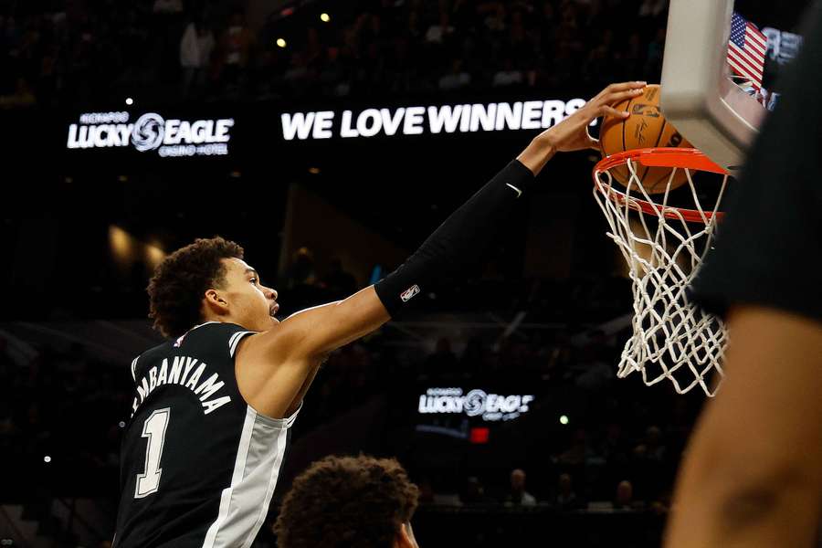 Victor Wembanyama of the San Antonio Spurs dunks against the Washington Wizards