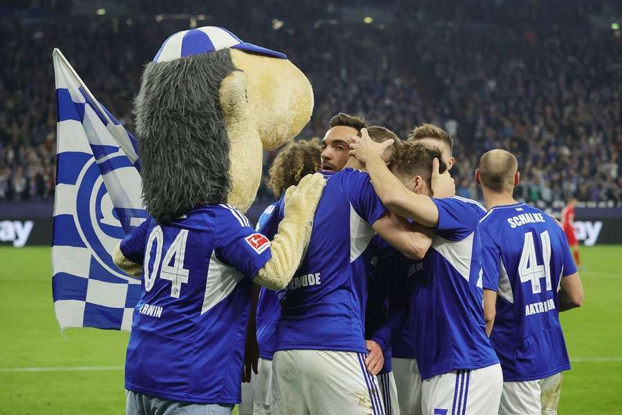 Schalke bejubelt das 3:1 von Terodde 