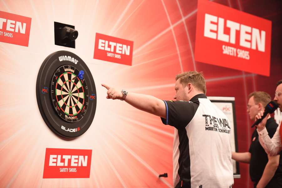 German Darts Grand Prix: Martin Schindler bejubelt den Sieg über Jonny Clayton. German Darts Grand Prix: Martin Schindler bejubelt den Sieg über Jonny Clayton.