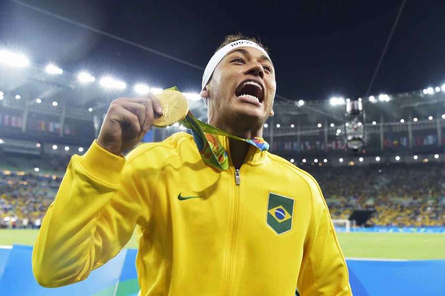 Neymar con la sua medaglia d'oro ai Giochi Olimpici di Rio 2016.