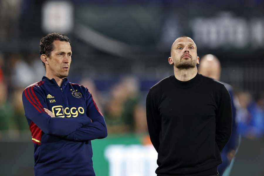 Performance coach Alessandro Schoenmaker staat naast Ajax-hoofdcoach John Heitinga
