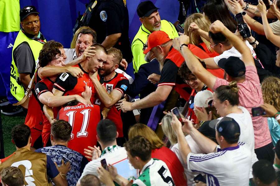Chaotische Szenen nach dem Treffer zum 3:3