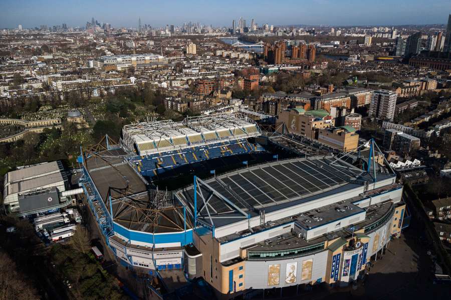 Widok z lotu ptaka na stadion Stamford Bridge w Londynie, w Anglii.